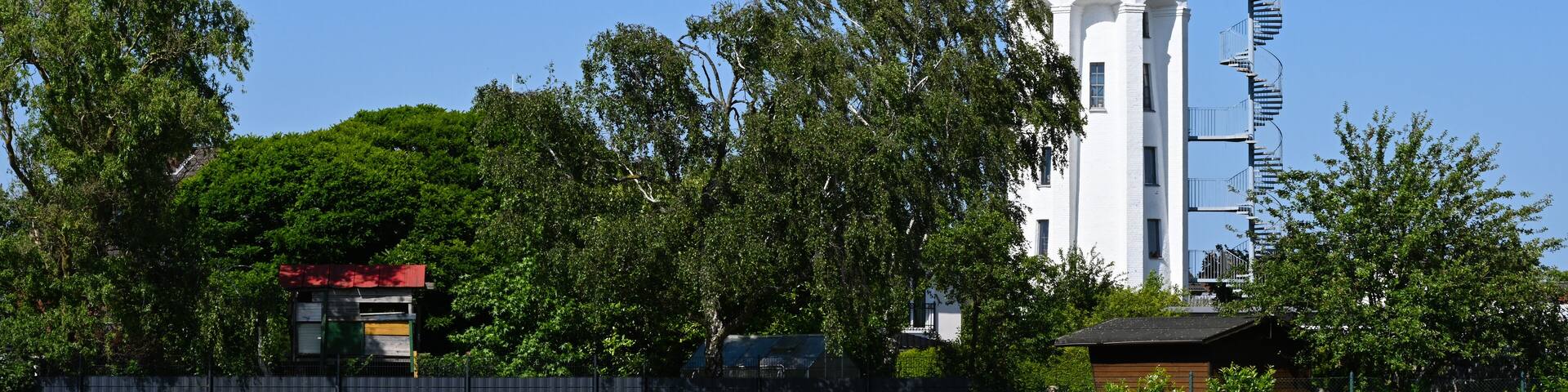 Blick auf den Wasserturm, das Wahrzeichen von Bornheim - Rösberg