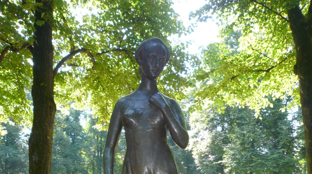 Statue der Julia von Nereo Costantini am nordwestlichen Eck des Shakespeareplatzes in München. Inschrift: "Bildnis der Julia gestiftet von der Partnerstadt Verona"