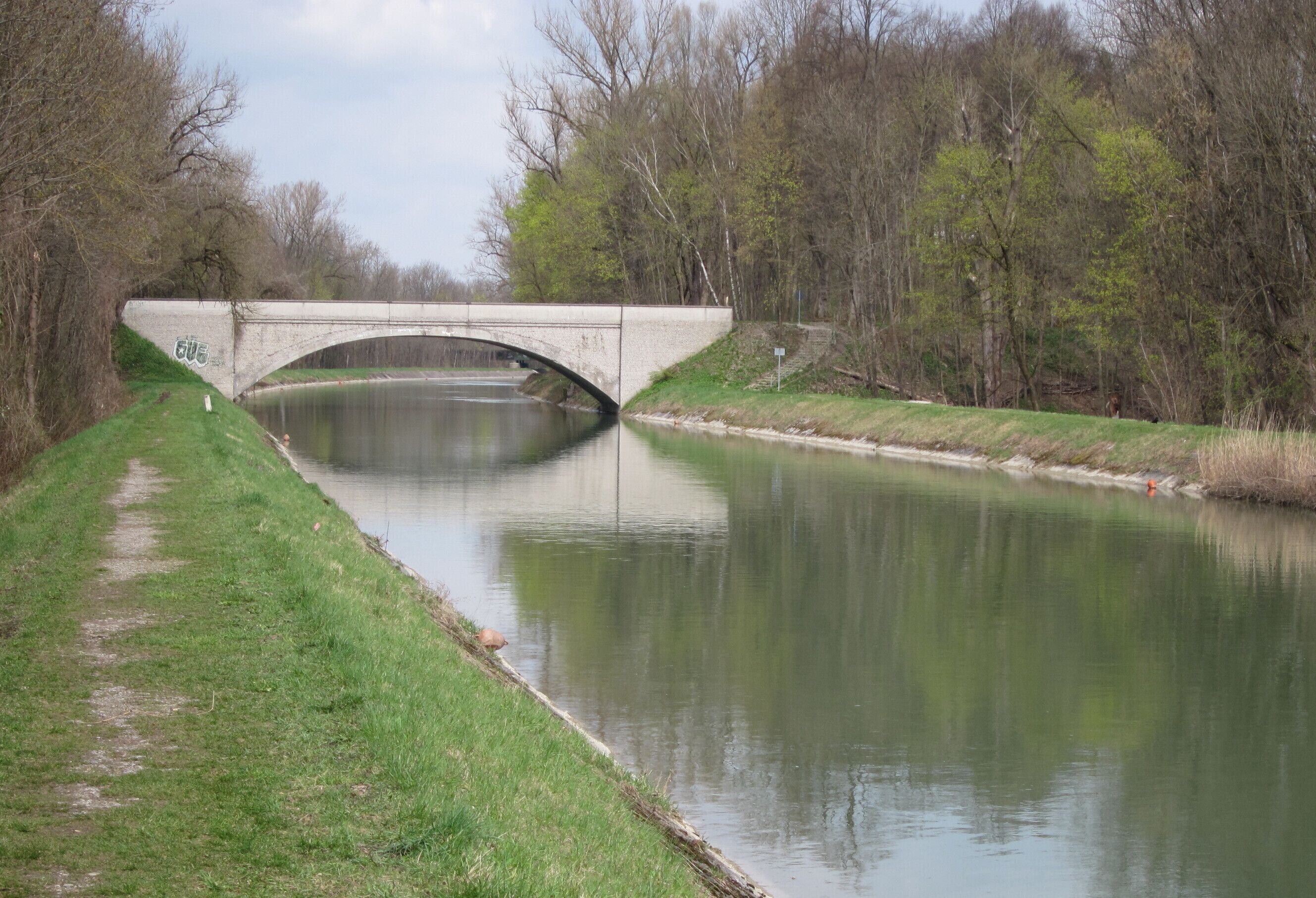 Untere Brücke der Mittlere-Isar-Straße unterhalb der Sport-Scheck-Allwetteranlage. (Untere Korsobrücke, Baujahr 1924, Eisenbeton, Spannweite 24,25 m, Breite 11 m, gesamte Länge 44 m)