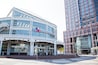 Un edifici modern amb un rètol que diu "messe Frankfurt" i una gran façana de vidre.