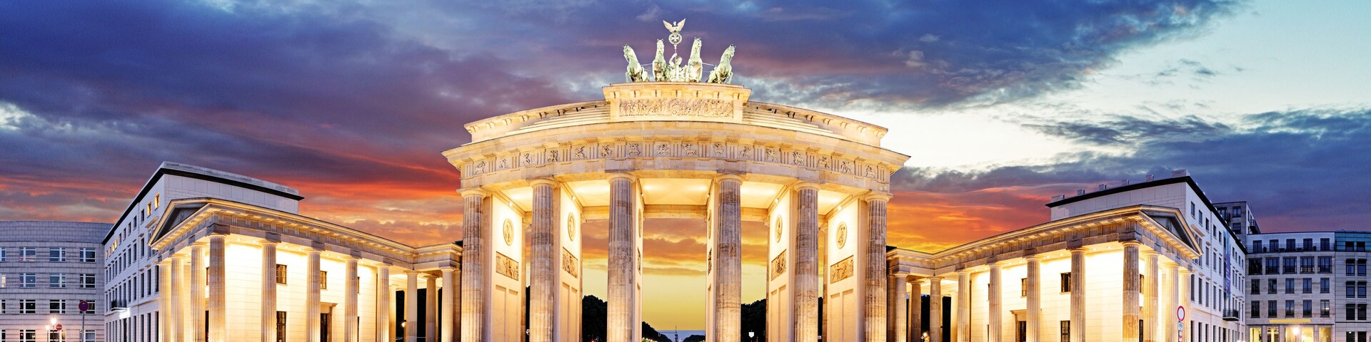 La porte de Brandebourg à Berlin, en Allemagne, avec un ciel au coucher du soleil.