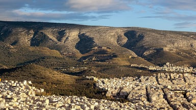 Paisagem urbana com montanhas ao fundo.