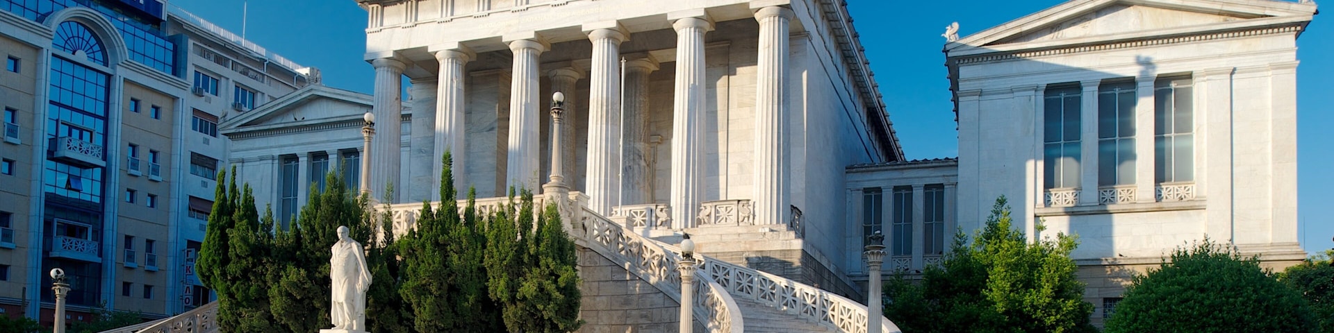 Biblioteca Nacional de Grecia que incluye imágenes de calles, arquitectura patrimonial y un edificio administrativo