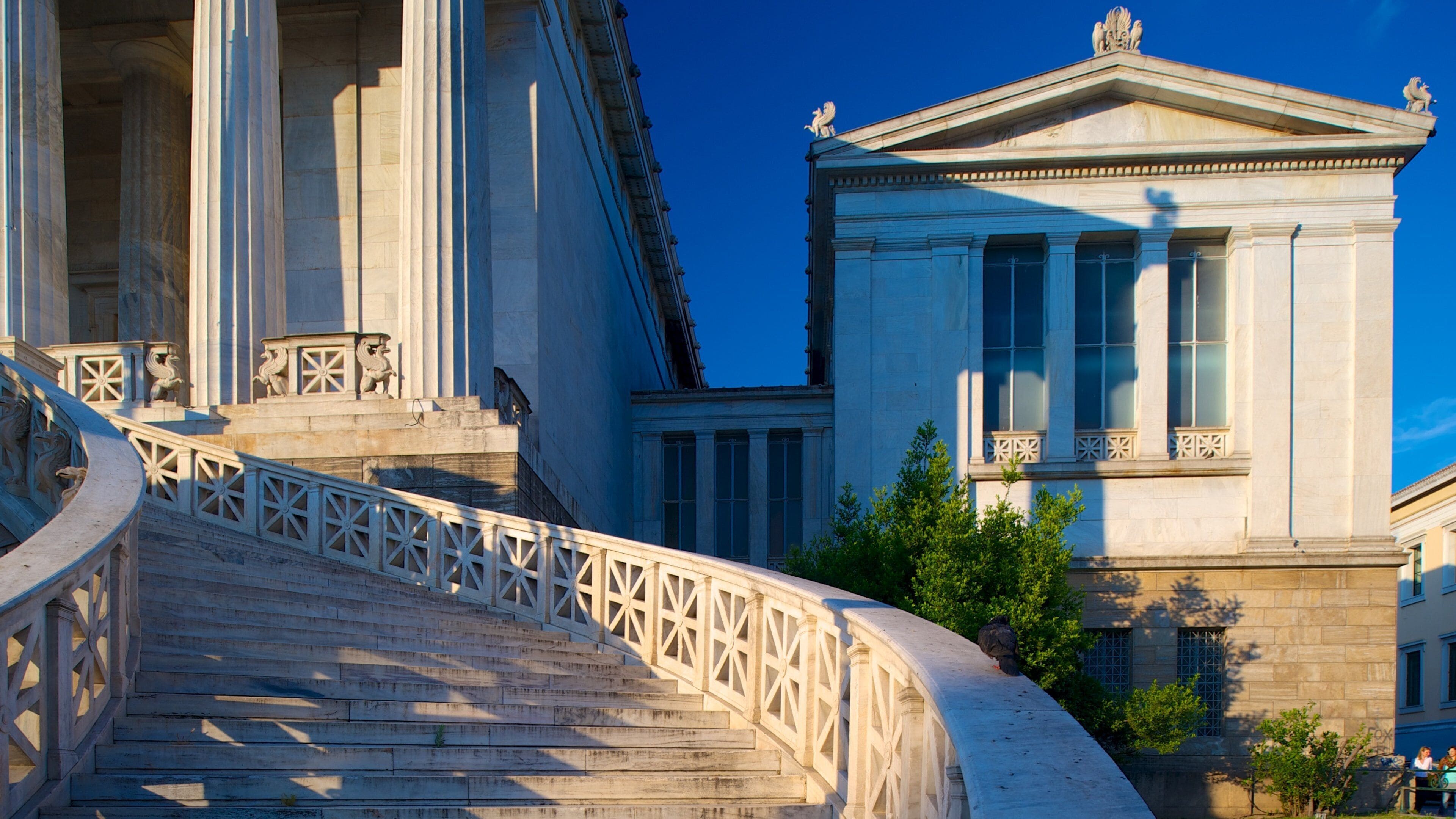 Biblioteca Nacional de Grecia que incluye arquitectura patrimonial y un edificio administrativo