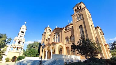 Uma igreja grande com uma torre de sino e uma escadaria que leva à entrada.