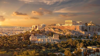 La Acrópolis de Atenas, incluyendo el Partenón y otras ruinas antiguas.