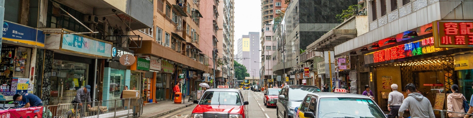Kennedy Town showing a city and street scenes