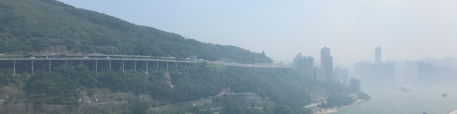 汀九橋のバス車内より望むランブラー海峡と屯門公路