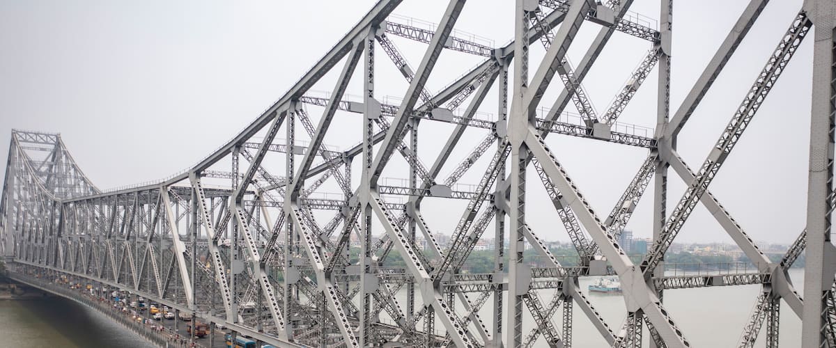 Eine große Stahlbrücke mit mehreren Fahrspuren und Fußgängern.