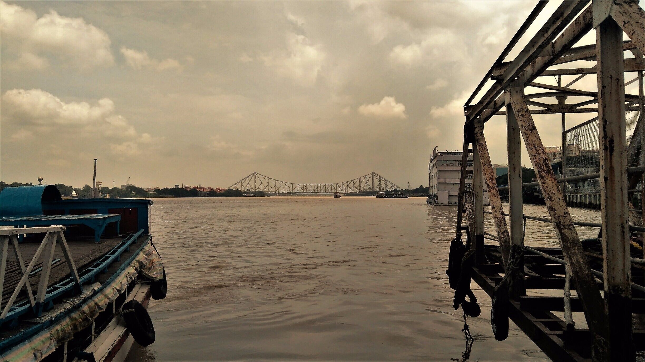 The very first thing Kolkata boasts about itself is this legendary iron bridge. You just can't miss any view of it.