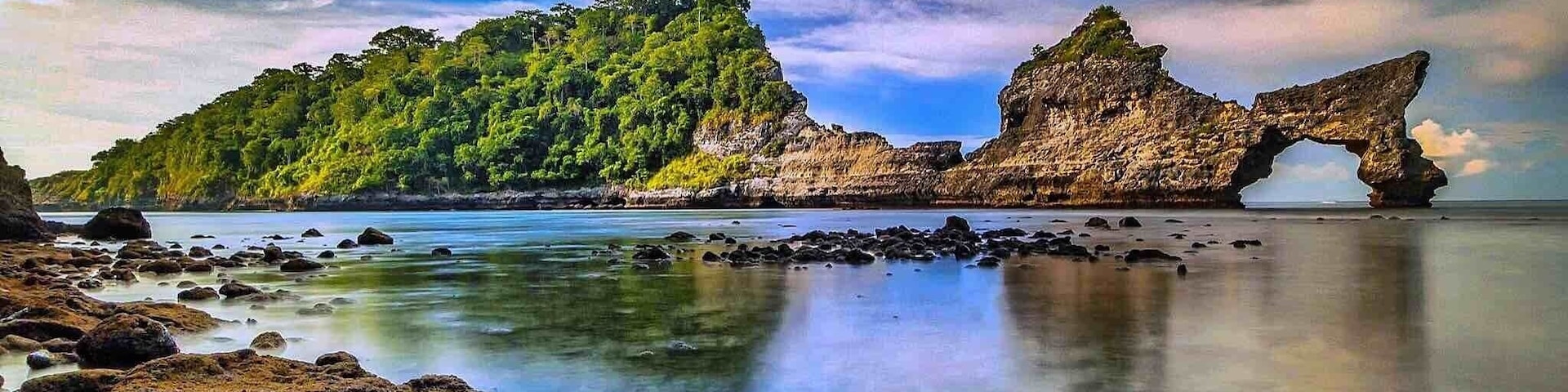 This is one of the
most beautiful beach in Nusa Penida, Bali. To reach this place you need to walk down the beach area and make sure you wear a pair of comfortable shoes.