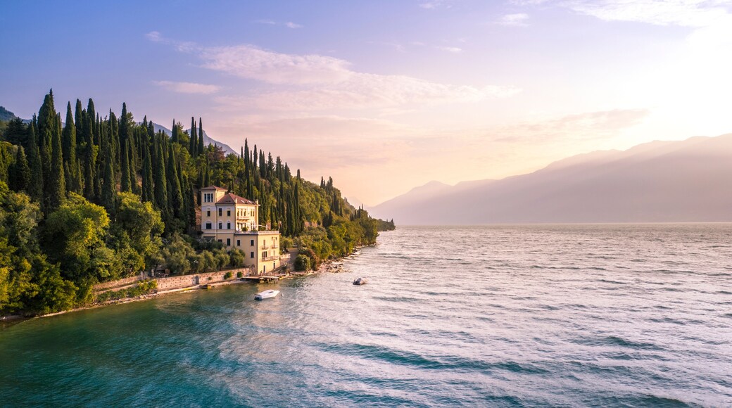 Historic wonderful villa on Garda Lake. Toscolano Maderno, Lombardy, Italia