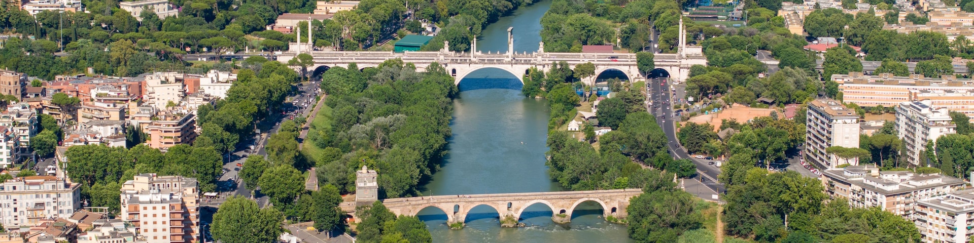 Un río con puentes, edificios urbanos y zonas verdes.