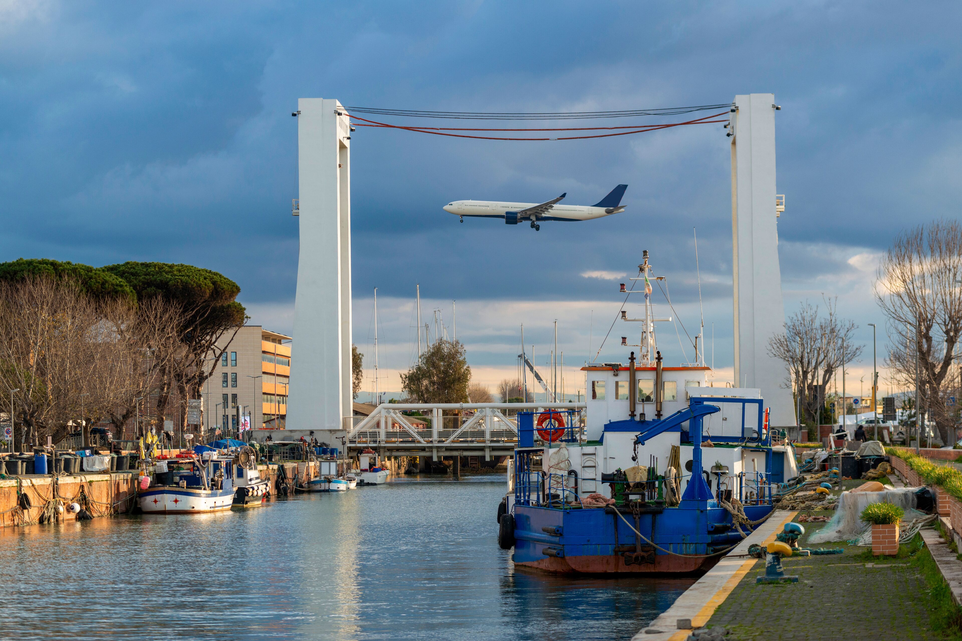 Avion de ligne en phase d'atterrissage survolant le port de Fiumicino
