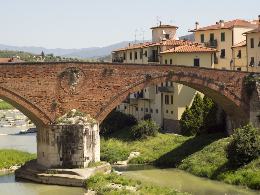 Toscana,Pontassieve,il ponte mediceo.