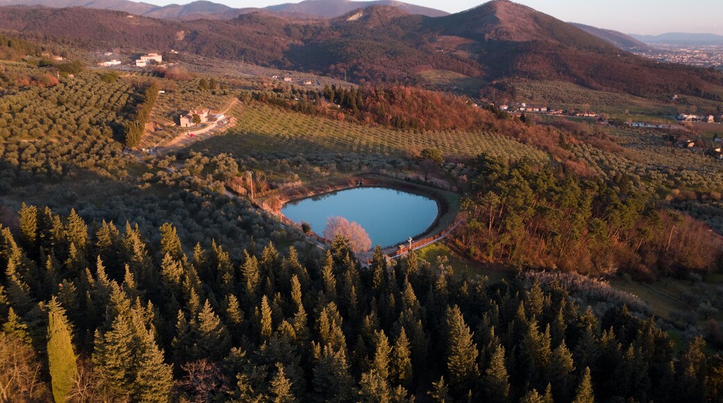 Vista dall'alto di un lago, Monteferrato sullo sfondo, località Montemurlo, Prato, Toscana, Italia