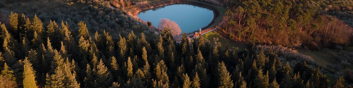 Vista dall'alto di un lago, Monteferrato sullo sfondo, località Montemurlo, Prato, Toscana, Italia
