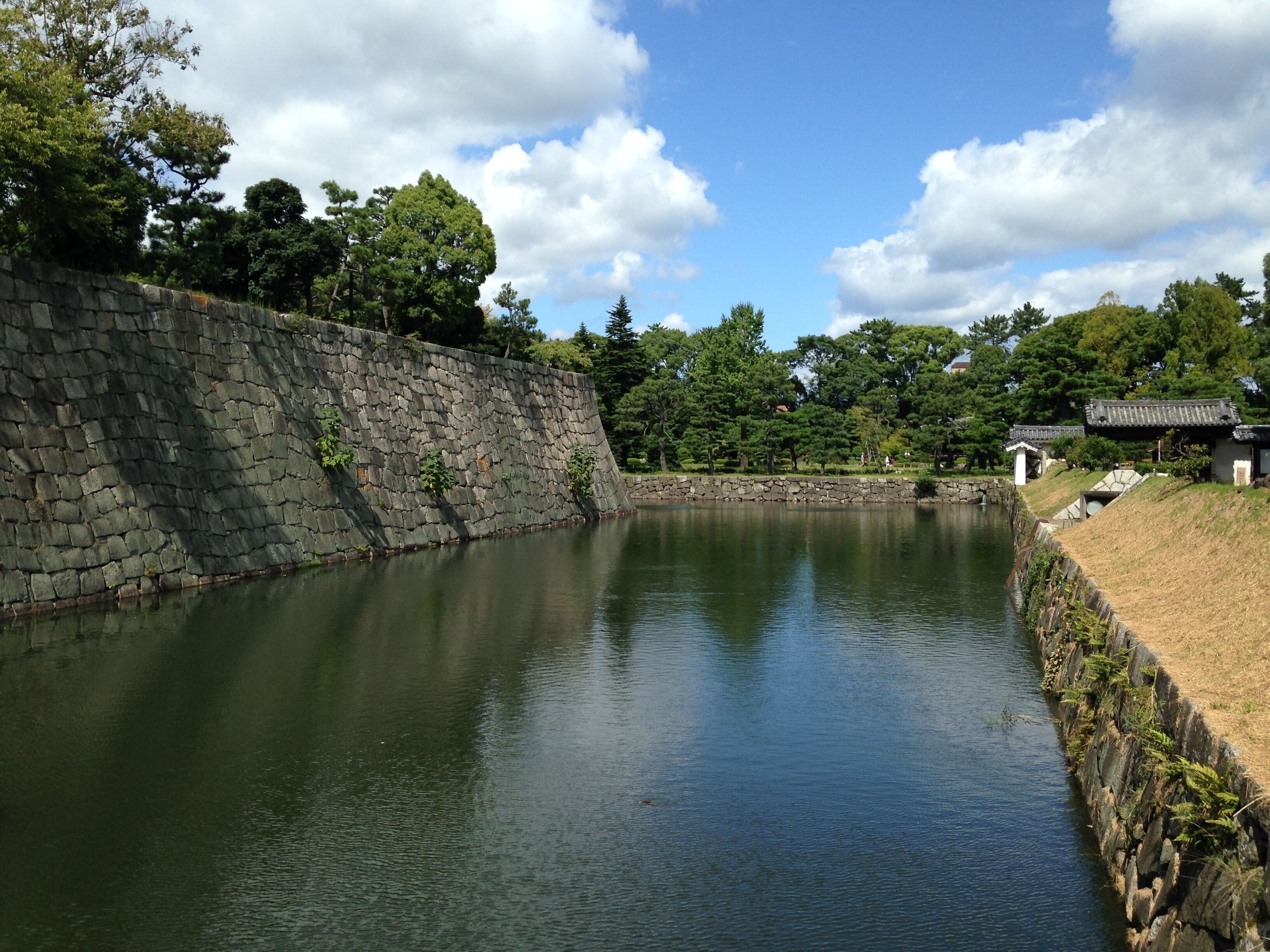 二条城・本丸櫓門前の内堀