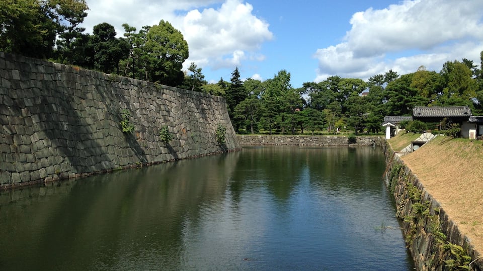 二条城・本丸櫓門前の内堀