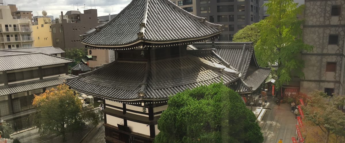 View towards the Rokkaku-dō temple and the dōjō on the left, seen from the museum at the Ikenobō Headquarters, Kyoto.