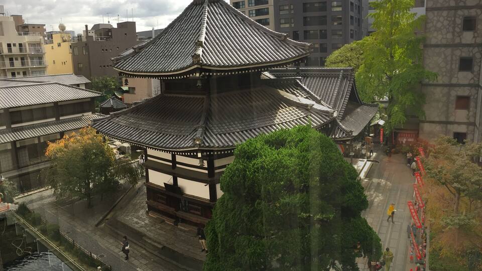 View towards the Rokkaku-dō temple and the dōjō on the left, seen from the museum at the Ikenobō Headquarters, Kyoto.