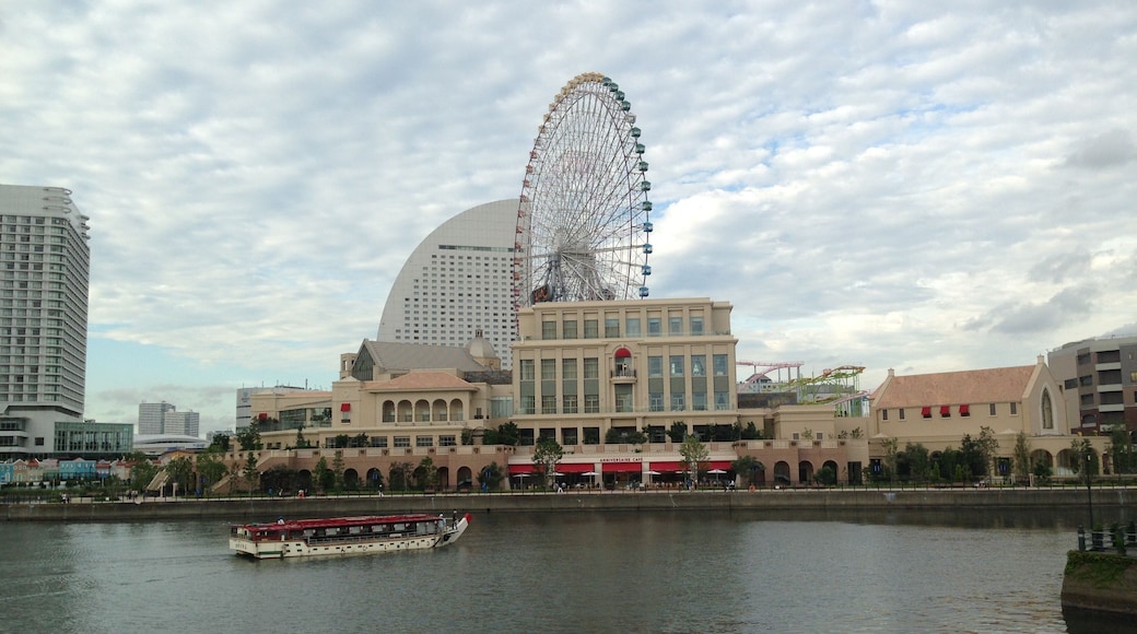 結婚式場のアニヴェルセルみなとみらい(日中の景観)。