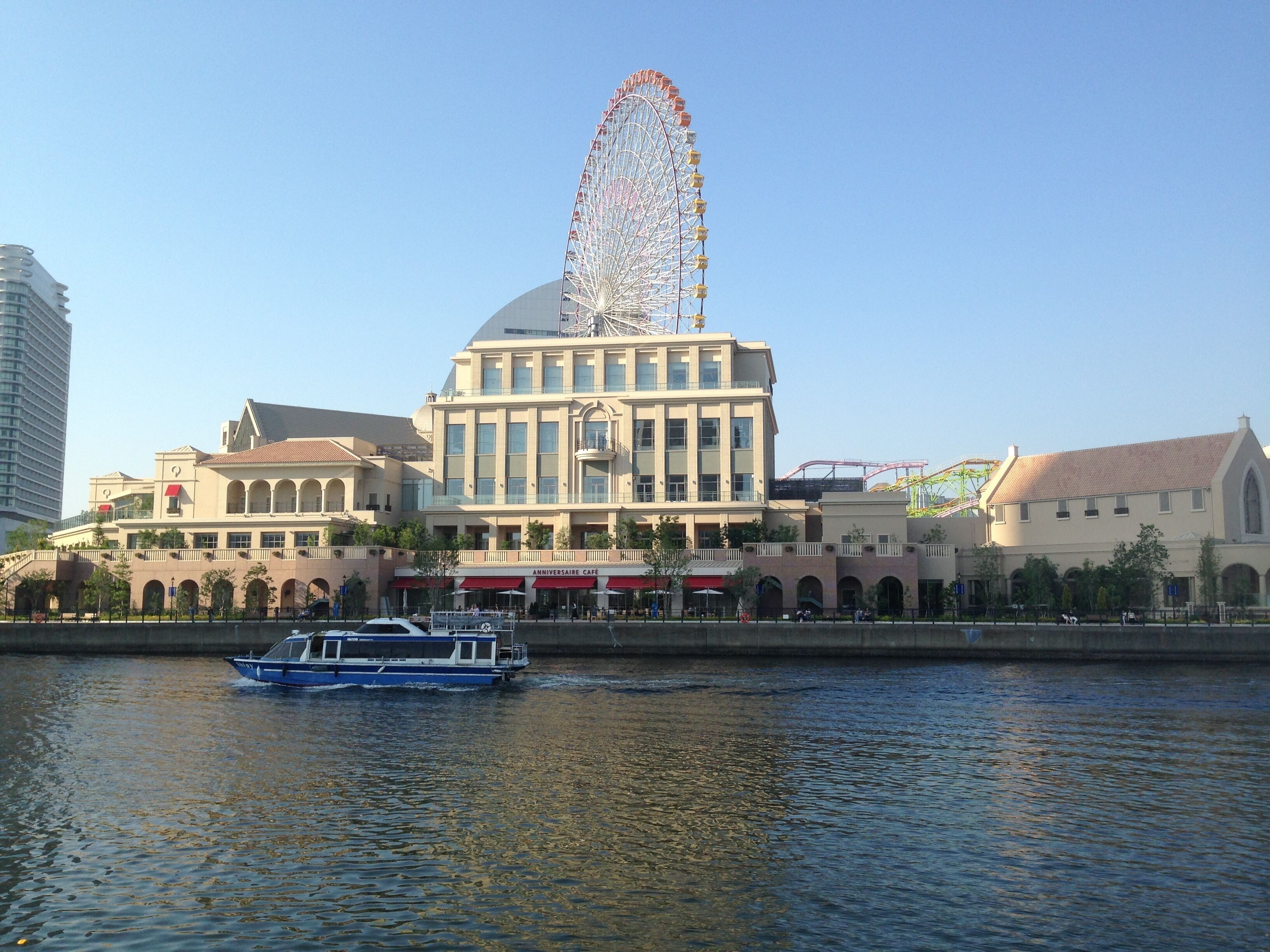 結婚式場のアニヴェルセルみなとみらい（日中の景観）。