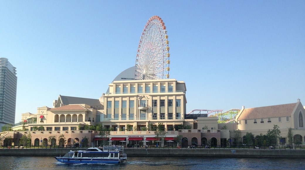 結婚式場のアニヴェルセルみなとみらい(日中の景観)。