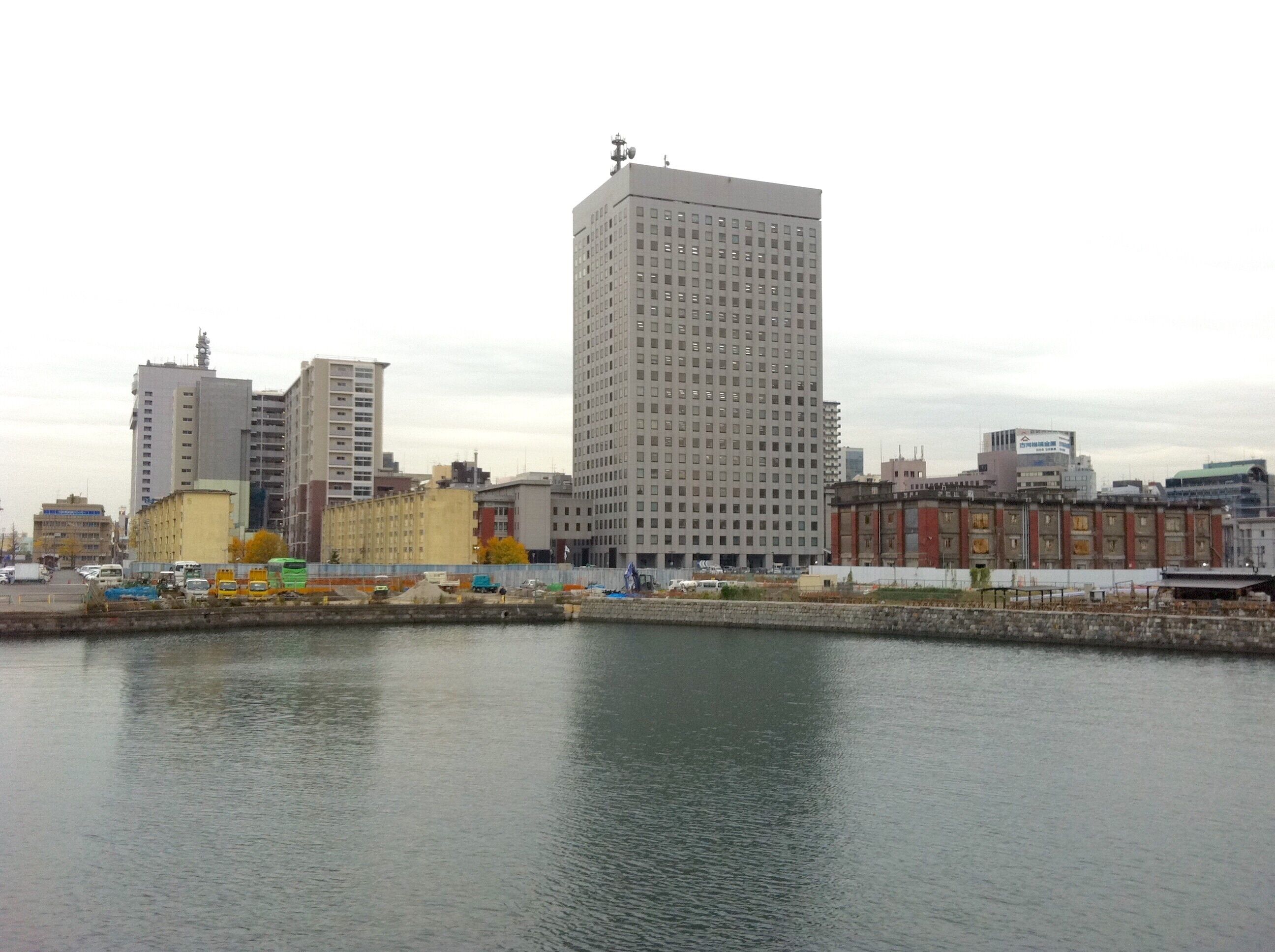 帆船「日本丸」などが近くにある汽車道側から北仲通地区を望む（2011年12月6日）。今後の再開発により、この景観が様変わりしていくものと思われる。