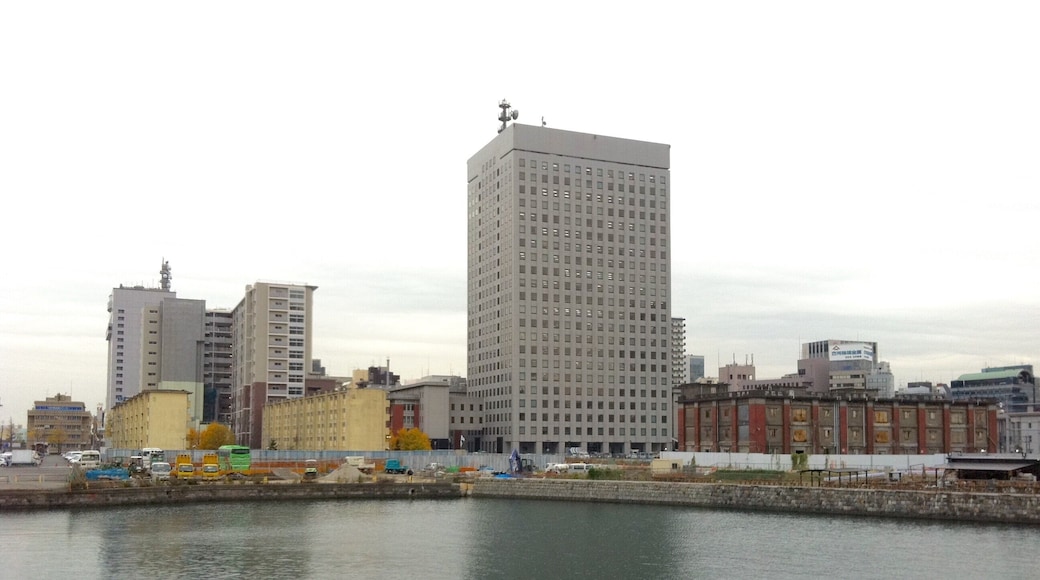 帆船「日本丸」などが近くにある汽車道側から北仲通地区を望む(2011年12月6日)。今後の再開発により、この景観が様変わりしていくものと思われる。