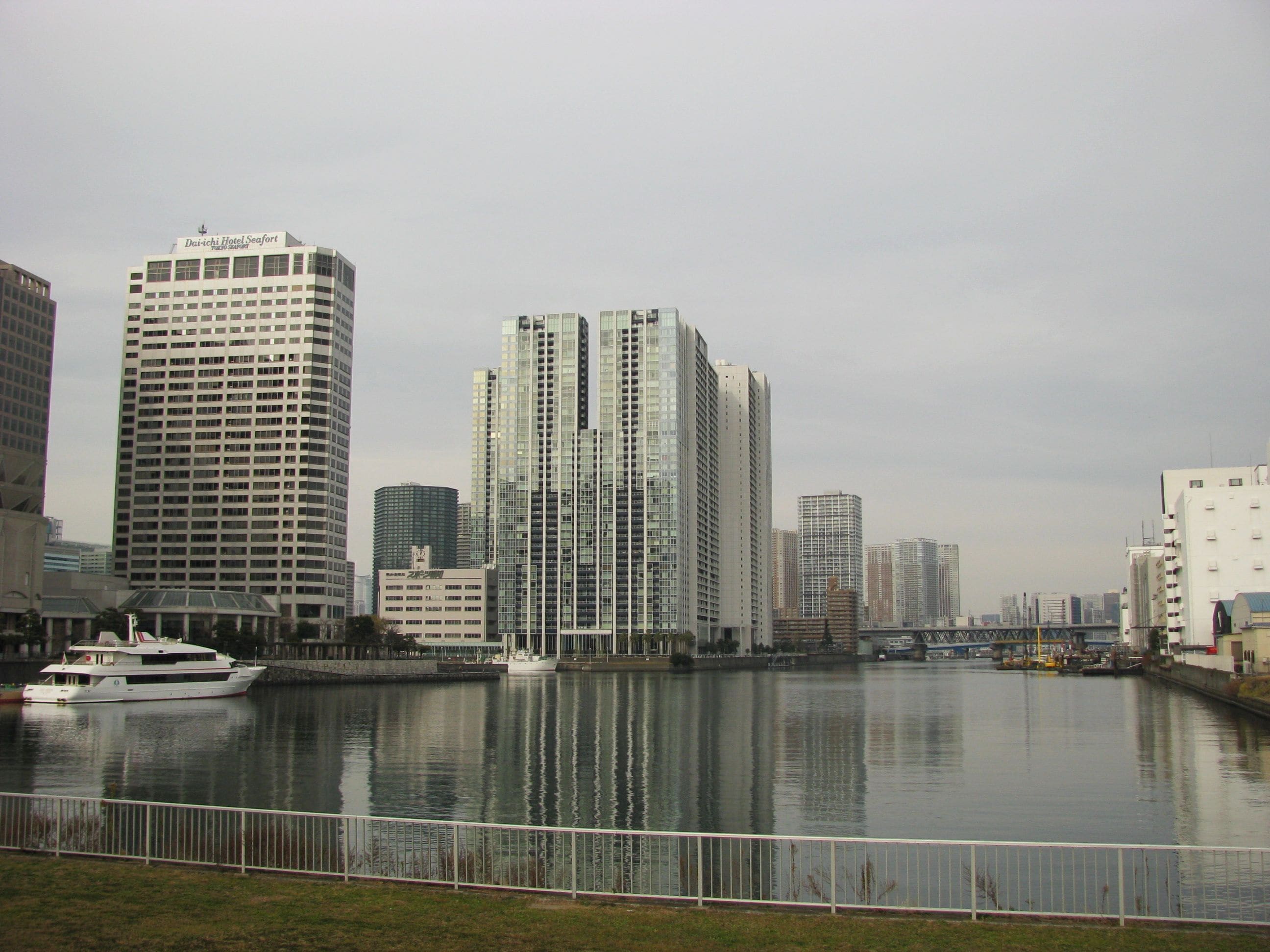 The Keihin unga is a canal in Tokyo Bay. This location is Higashi-shinagawa in Shinagawa, Tokyo, Japan.