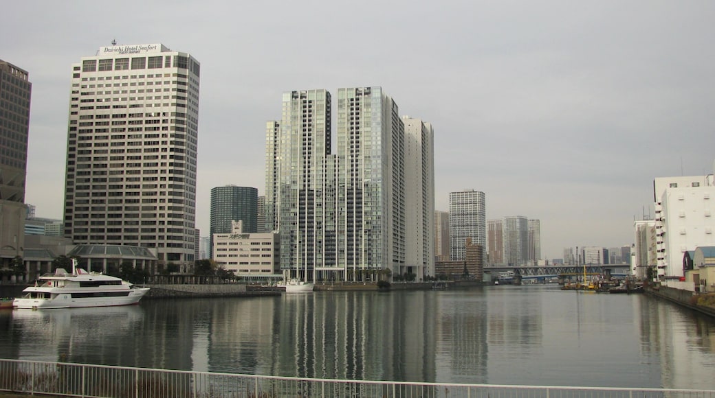 The Keihin unga is a canal in Tokyo Bay. This location is Higashi-shinagawa in Shinagawa, Tokyo, Japan.
