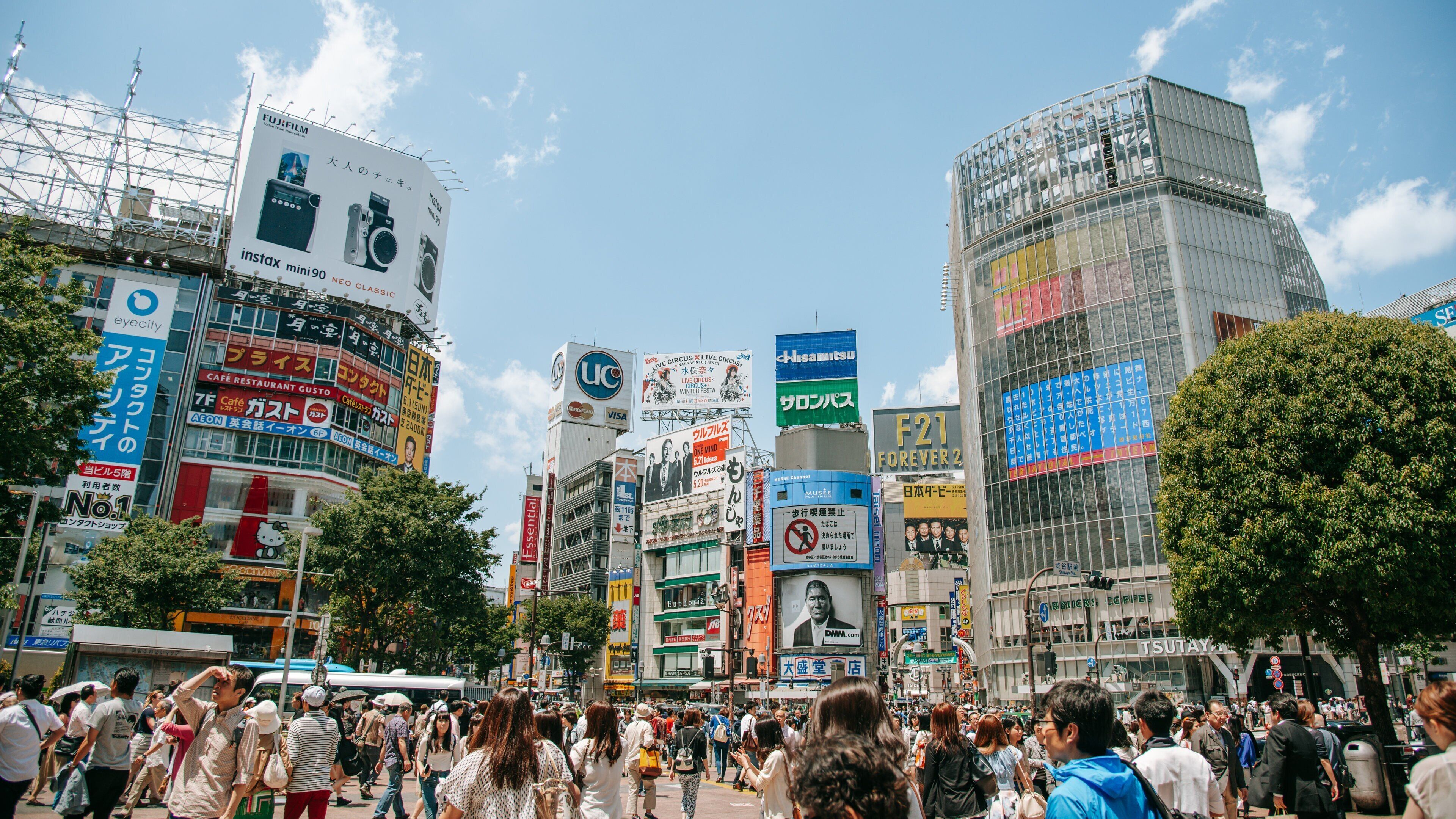 Shibuya showing a city and street scenes