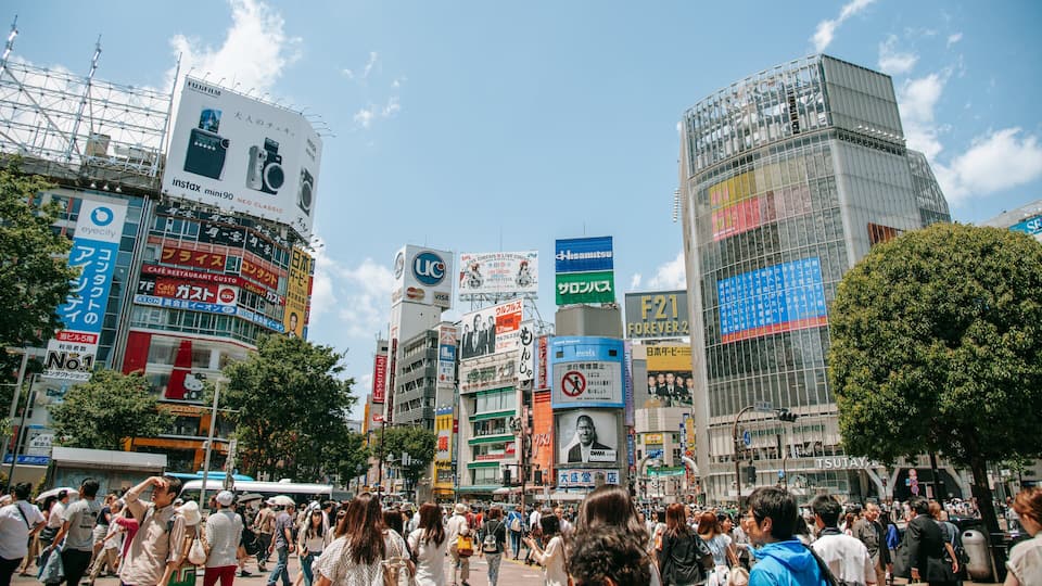 Shibuya showing a city and street scenes