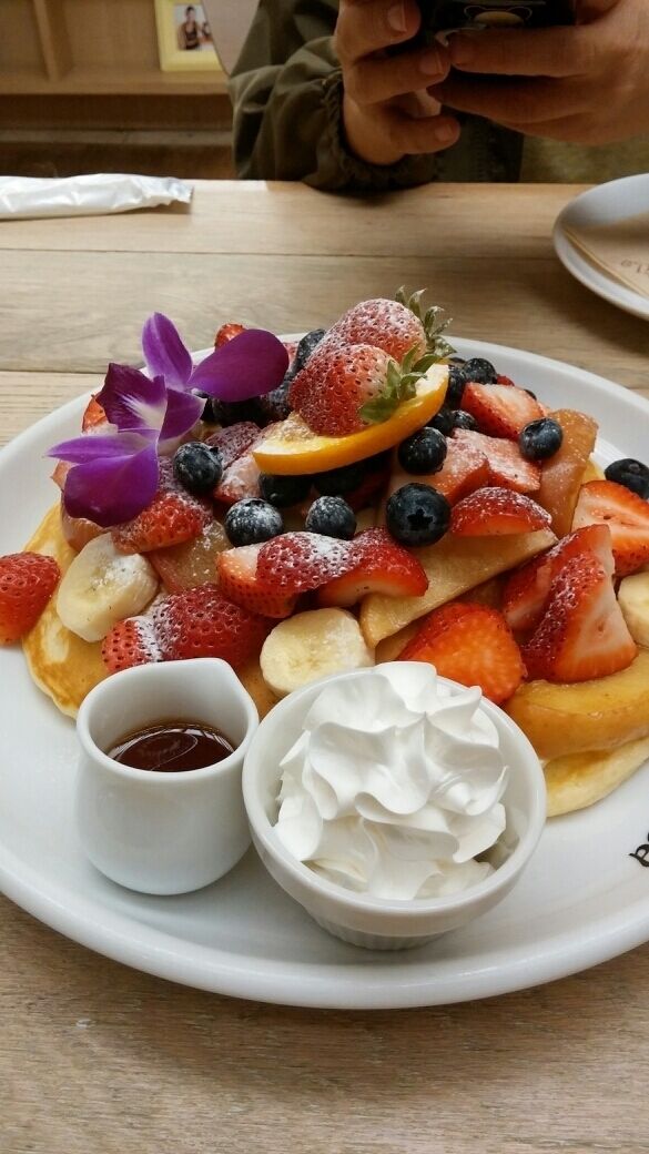 Gorgeous pancake with lots of fruit toppings!