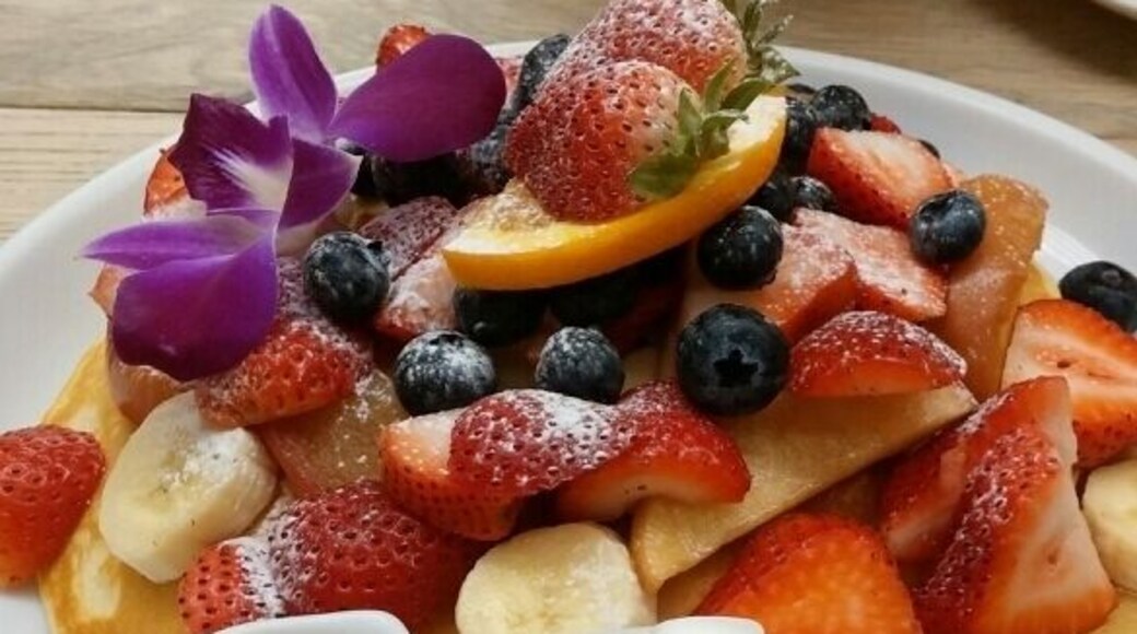 Gorgeous pancake with lots of fruit toppings!