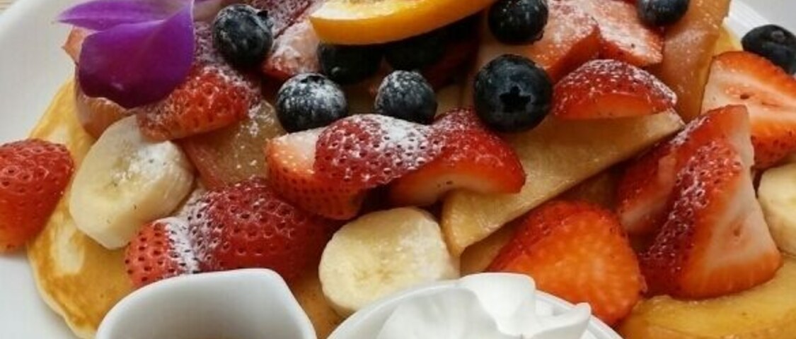 Gorgeous pancake with lots of fruit toppings!