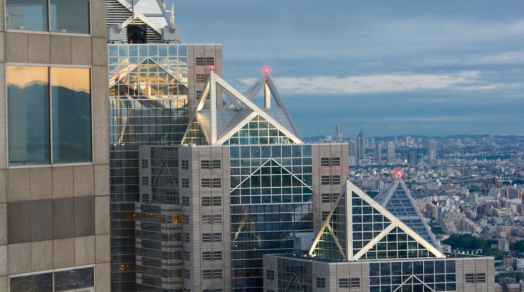 Shinjuku inclusief moderne architectuur, hoogbouw en een stad