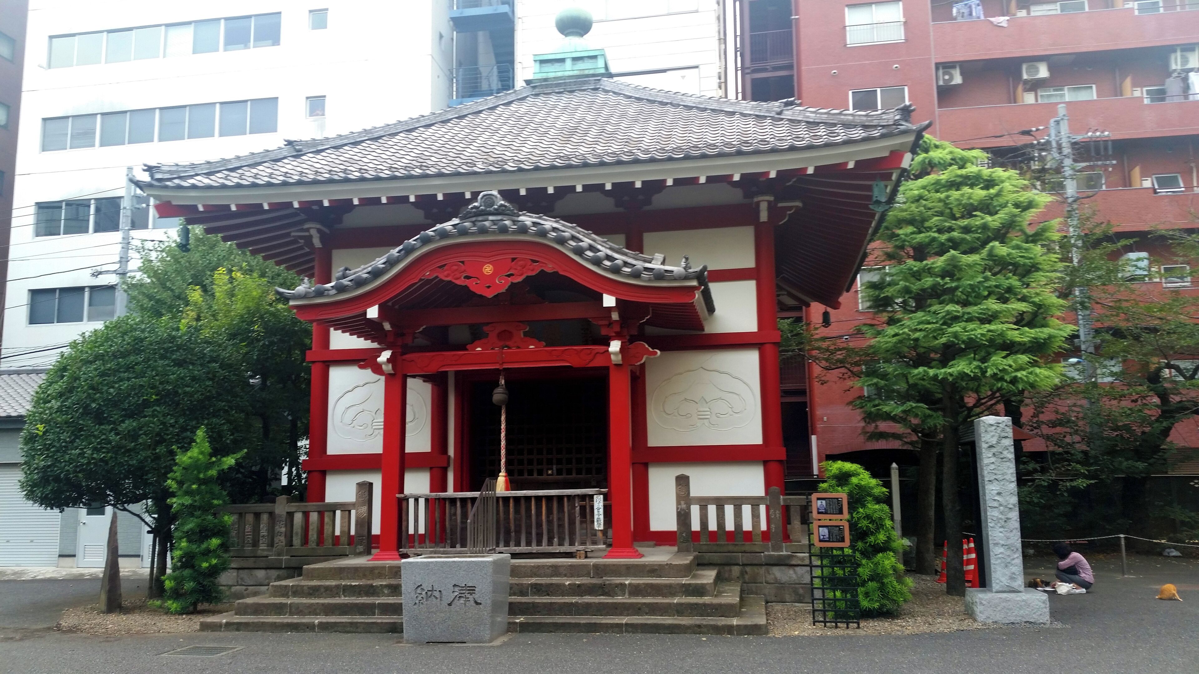 A lot behind our hotel with a small temple and shrine.