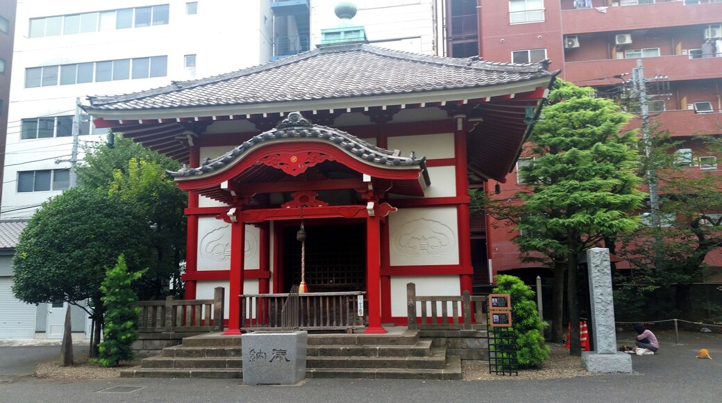 A lot behind our hotel with a small temple and shrine.