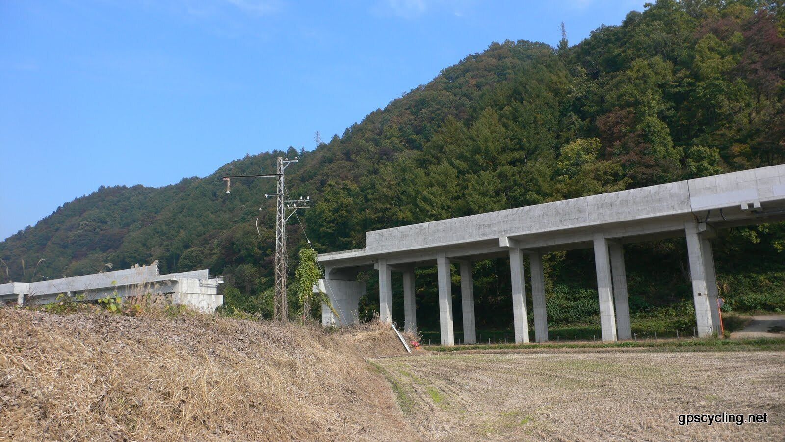木島線跡と建設中の北陸新幹線