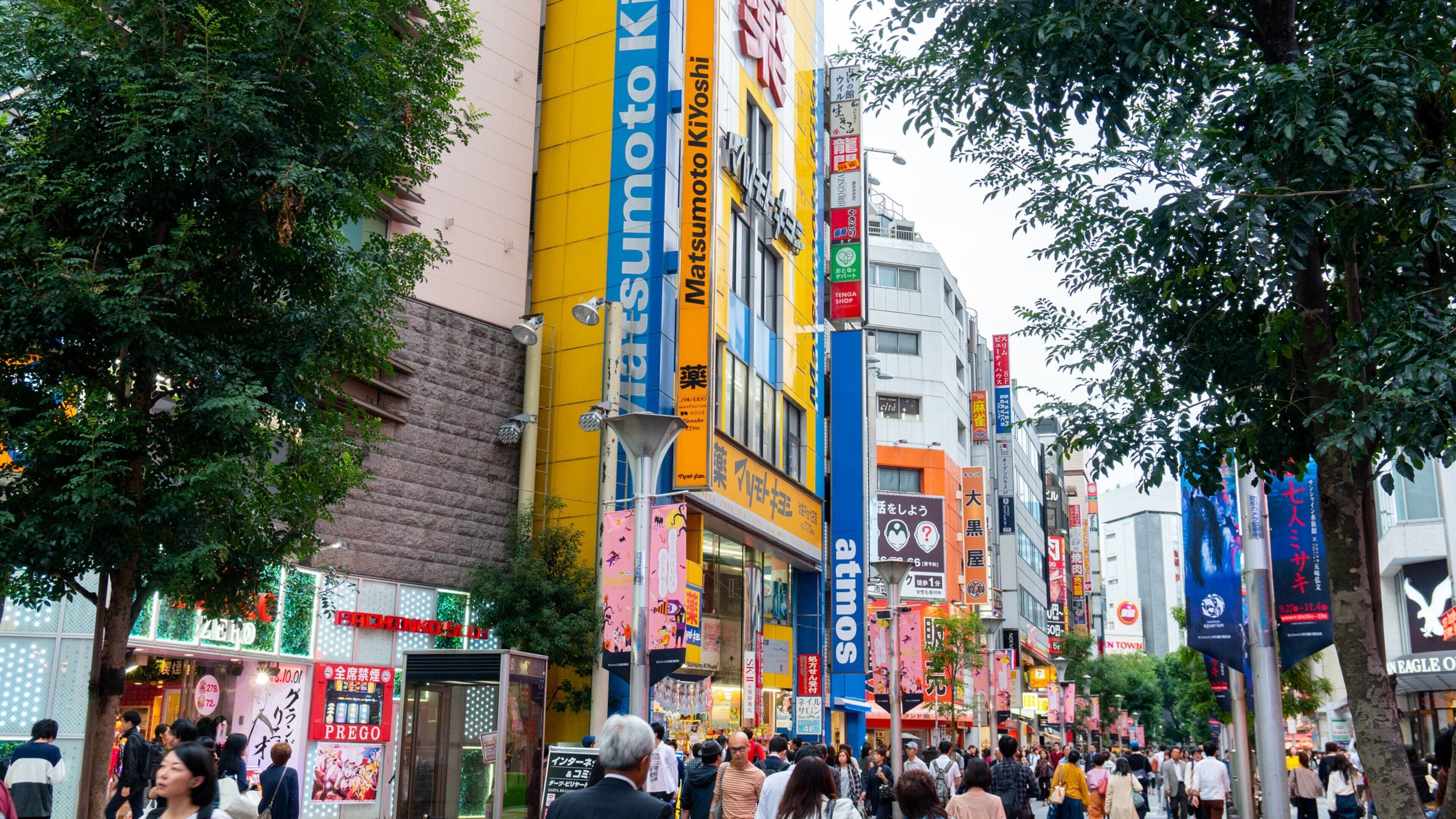 Toshima which includes a city and street scenes