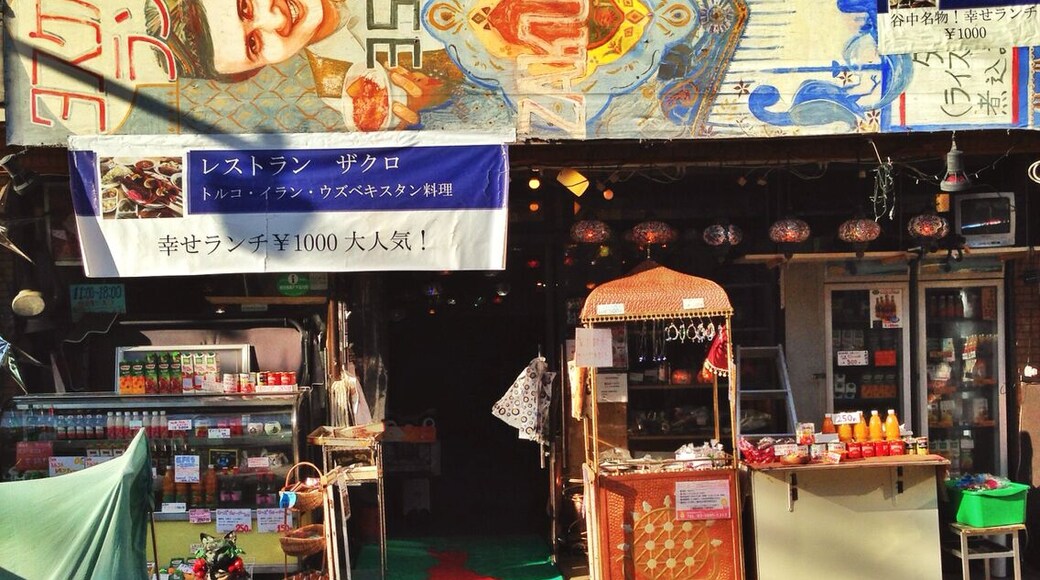 Restaurant Zakuro pour manger à volonté Iranien, à 1000 yen le midi, et fumer d'excellente shisha