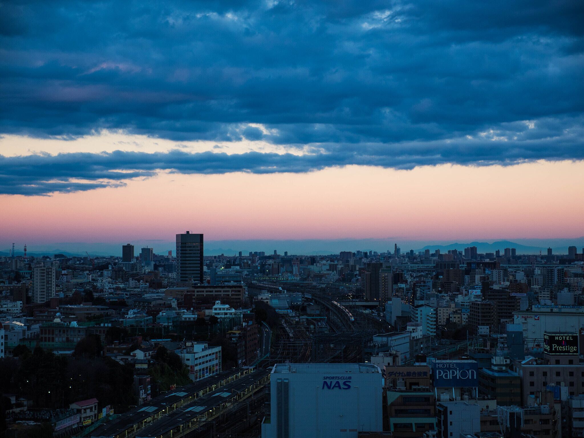 500px provided description: Early in the morning in Tokyo [#morning ,#winter ,#japan ,#skyline ,#tokyo]