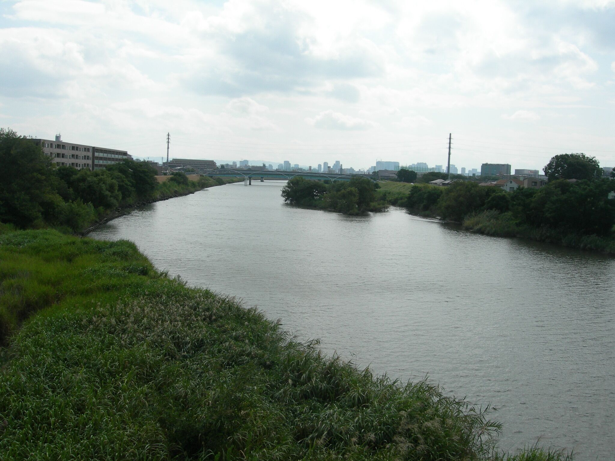 藻川。尼崎市小中島上ノ瀬 〔こなかじま かみのせ〕 の善法寺橋より下流（南東）の方向を見る。遠くに尼崎市の上水水管橋と東園田橋が見える。地図はこちら。