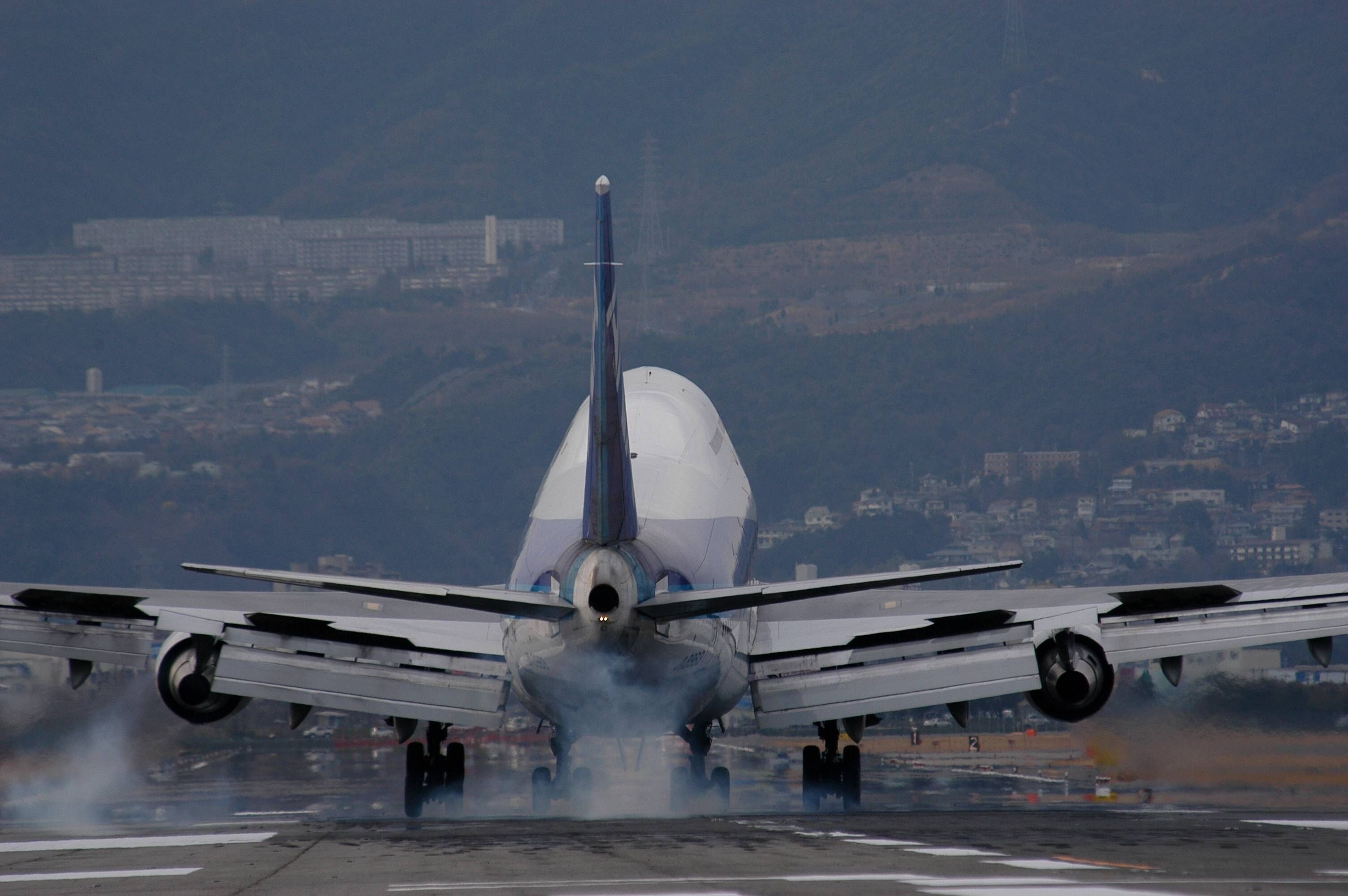 大阪・伊丹空港に着陸するボーイング747のバックショット