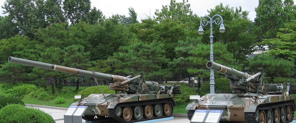 Two South Korean artillery guns in front of the War Memorial museum in Seoul Taken by myself (iGEL (talk), Johannes Barre) on 2005-August-11