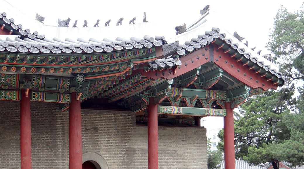 Donggwanwangmyo, or Dongmyo Shrine, built in 1601 in Seoul, is an ancestral shrine where ancestral sacrifices to the Chinese commander Guan Yu (162-219) were performed.