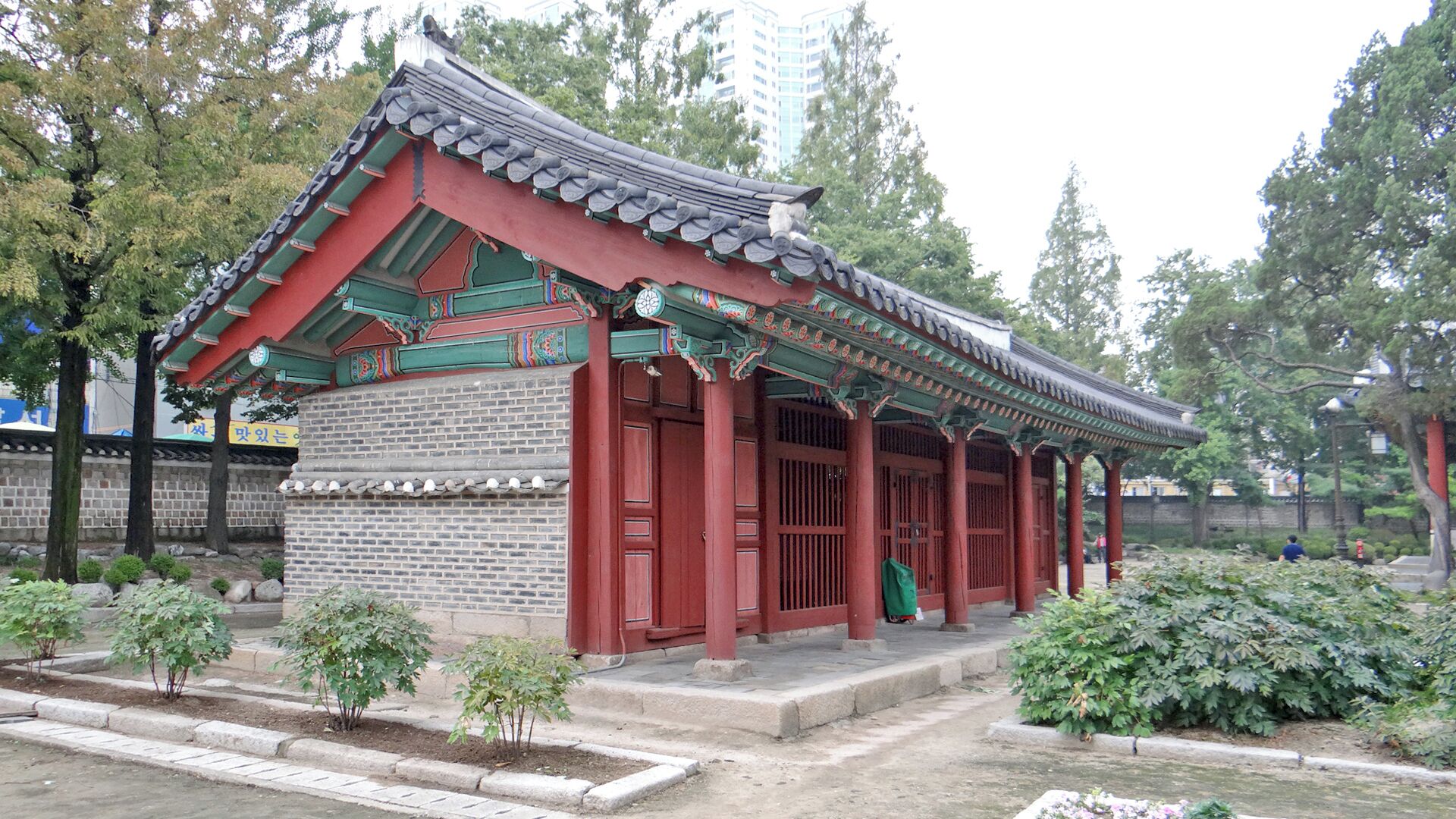 Donggwanwangmyo, or Dongmyo Shrine, built in 1601 in Seoul, is an ancestral shrine where ancestral sacrifices to the Chinese commander Guan Yu (162-219) were performed.