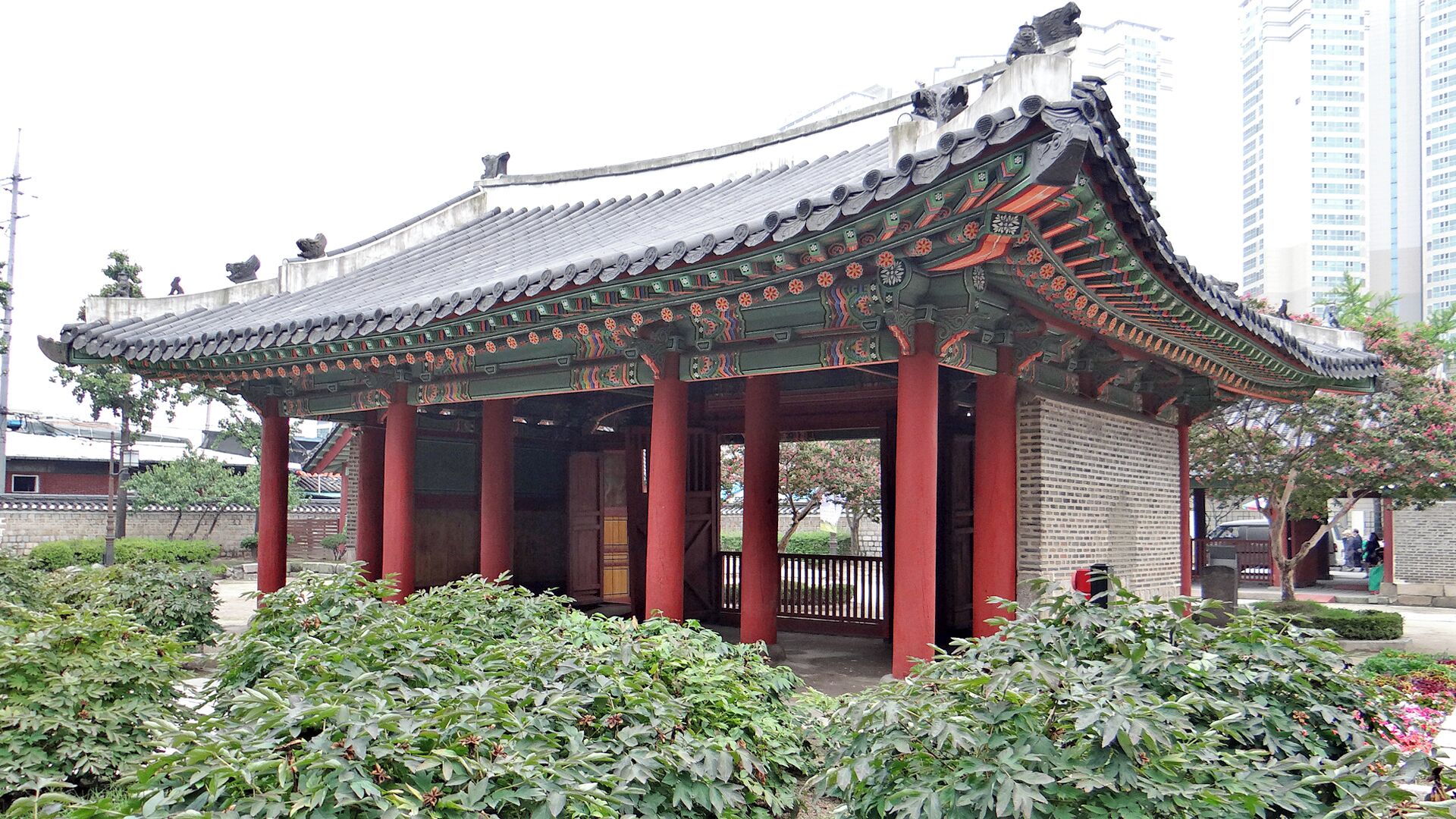 Donggwanwangmyo, or Dongmyo Shrine, built in 1601 in Seoul, is an ancestral shrine where ancestral sacrifices to the Chinese commander Guan Yu (162-219) were performed.